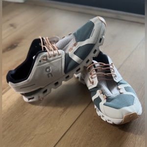 On Running Women’s Cloud 5 Size 9